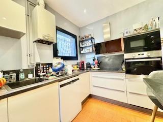 Votre agence de proximité locale DELAITRE IMMOBILIER vous propose,  Mont Saint Aignan esprit village prox gare rouen rive droite  Cette maison ancienne au calme bien  tenue exposée Est / Ouest avec jardin, parking sécurisé et cave en sous sol.  Ses 93 m2 en briques et silex couverts en ardoises  sont organisés en une entrée avec rangement, un salon avec cheminée, une salle à manger, une cuisine équipée et aménagée, rangement, wc.  Dans les étages vous accédez aux quatre chambres, wc , salle de bains,...