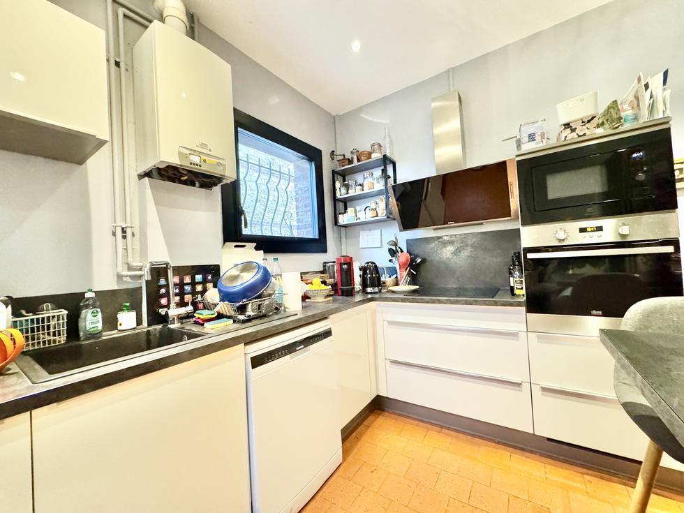 Votre agence de proximité locale DELAITRE IMMOBILIER vous propose,  Mont Saint Aignan esprit village prox gare rouen rive droite  Cette maison ancienne au calme bien  tenue exposée Est / Ouest avec jardin, parking sécurisé et cave en sous sol.  Ses 100 m2 au sol en briques et silex couverts en ardoises  sont organisés en une entrée avec rangement, un salon avec cheminée, une salle à manger, une cuisine équipée et aménagée, rangement, wc.  Dans les étages vous accédez aux quatre chambres, wc , salle de...