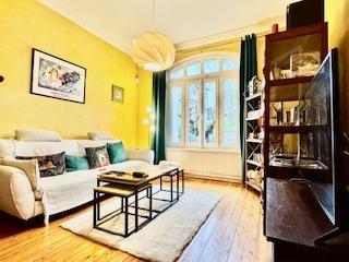 Votre agence de proximité locale DELAITRE IMMOBILIER vous propose,  Mont Saint Aignan esprit village prox gare rouen rive droite  Cette maison ancienne au calme bien  tenue exposée Est / Ouest avec jardin, parking sécurisé et cave en sous sol.  Ses 93 m2 en briques et silex couverts en ardoises  sont organisés en une entrée avec rangement, un salon avec cheminée, une salle à manger, une cuisine équipée et aménagée, rangement, wc.  Dans les étages vous accédez aux quatre chambres, wc , salle de bains,...