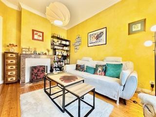 Votre agence de proximité locale DELAITRE IMMOBILIER vous propose,  Mont Saint Aignan esprit village prox gare rouen rive droite  Cette maison ancienne au calme bien  tenue exposée Est / Ouest avec jardin, parking sécurisé et cave en sous sol.  Ses 93 m2 en briques et silex couverts en ardoises  sont organisés en une entrée avec rangement, un salon avec cheminée, une salle à manger, une cuisine équipée et aménagée, rangement, wc.  Dans les étages vous accédez aux quatre chambres, wc , salle de bains,...