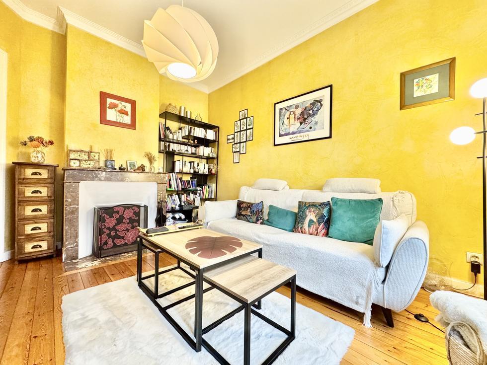 Votre agence de proximité locale DELAITRE IMMOBILIER vous propose,  Mont Saint Aignan esprit village prox gare rouen rive droite  Cette maison ancienne au calme bien  tenue exposée Est / Ouest avec jardin, parking sécurisé et cave en sous sol.  Ses 100 m2 au sol en briques et silex couverts en ardoises  sont organisés en une entrée avec rangement, un salon avec cheminée, une salle à manger, une cuisine équipée et aménagée, rangement, wc.  Dans les étages vous accédez aux quatre chambres, wc , salle de...