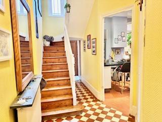 Votre agence de proximité locale DELAITRE IMMOBILIER vous propose,  Mont Saint Aignan esprit village prox gare rouen rive droite  Cette maison ancienne au calme bien  tenue exposée Est / Ouest avec jardin, parking sécurisé et cave en sous sol.  Ses 93 m2 en briques et silex couverts en ardoises  sont organisés en une entrée avec rangement, un salon avec cheminée, une salle à manger, une cuisine équipée et aménagée, rangement, wc.  Dans les étages vous accédez aux quatre chambres, wc , salle de bains,...