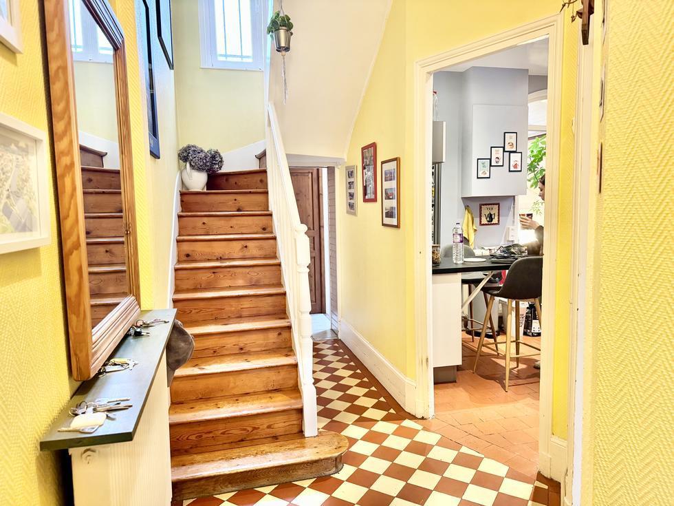 Votre agence de proximité locale DELAITRE IMMOBILIER vous propose,  Mont Saint Aignan esprit village prox gare rouen rive droite  Cette maison ancienne au calme bien  tenue exposée Est / Ouest avec jardin, parking sécurisé et cave en sous sol.  Ses 100 m2 au sol en briques et silex couverts en ardoises  sont organisés en une entrée avec rangement, un salon avec cheminée, une salle à manger, une cuisine équipée et aménagée, rangement, wc.  Dans les étages vous accédez aux quatre chambres, wc , salle de...