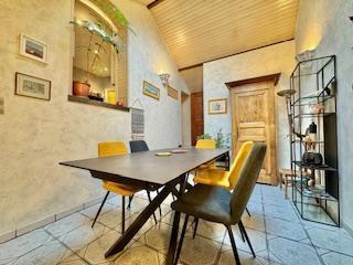 Votre agence de proximité locale DELAITRE IMMOBILIER vous propose,  Mont Saint Aignan esprit village prox gare rouen rive droite  Cette maison ancienne au calme bien  tenue exposée Est / Ouest avec jardin, parking sécurisé et cave en sous sol.  Ses 93 m2 en briques et silex couverts en ardoises  sont organisés en une entrée avec rangement, un salon avec cheminée, une salle à manger, une cuisine équipée et aménagée, rangement, wc.  Dans les étages vous accédez aux quatre chambres, wc , salle de bains,...