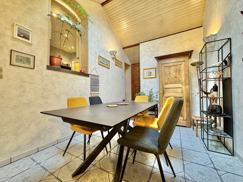 Votre agence de proximité locale DELAITRE IMMOBILIER vous propose,  Mont Saint Aignan esprit village prox gare rouen rive droite  Cette maison ancienne au calme bien  tenue exposée Est / Ouest avec jardin, parking sécurisé et cave en sous sol.  Ses 100 m2 au sol en briques et silex couverts en ardoises  sont organisés en une entrée avec rangement, un salon avec cheminée, une salle à manger, une cuisine équipée et aménagée, rangement, wc.  Dans les étages vous accédez aux quatre chambres, wc , salle de...