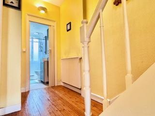 Votre agence de proximité locale DELAITRE IMMOBILIER vous propose,  Mont Saint Aignan esprit village prox gare rouen rive droite  Cette maison ancienne au calme bien  tenue exposée Est / Ouest avec jardin, parking sécurisé et cave en sous sol.  Ses 93 m2 en briques et silex couverts en ardoises  sont organisés en une entrée avec rangement, un salon avec cheminée, une salle à manger, une cuisine équipée et aménagée, rangement, wc.  Dans les étages vous accédez aux quatre chambres, wc , salle de bains,...