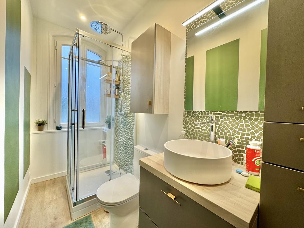 Votre agence de proximité locale DELAITRE IMMOBILIER vous propose,  Mont Saint Aignan esprit village prox gare rouen rive droite  Cette maison ancienne au calme bien  tenue exposée Est / Ouest avec jardin, parking sécurisé et cave en sous sol.  Ses 100 m2 au sol en briques et silex couverts en ardoises  sont organisés en une entrée avec rangement, un salon avec cheminée, une salle à manger, une cuisine équipée et aménagée, rangement, wc.  Dans les étages vous accédez aux quatre chambres, wc , salle de...