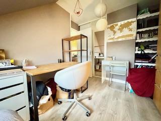 Votre agence de proximité locale DELAITRE IMMOBILIER vous propose,  Mont Saint Aignan esprit village prox gare rouen rive droite  Cette maison ancienne au calme bien  tenue exposée Est / Ouest avec jardin, parking sécurisé et cave en sous sol.  Ses 93 m2 en briques et silex couverts en ardoises  sont organisés en une entrée avec rangement, un salon avec cheminée, une salle à manger, une cuisine équipée et aménagée, rangement, wc.  Dans les étages vous accédez aux quatre chambres, wc , salle de bains,...