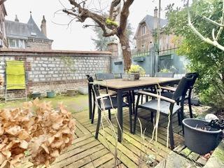 Votre agence de proximité locale DELAITRE IMMOBILIER vous propose,  Mont Saint Aignan esprit village prox gare rouen rive droite  Cette maison ancienne au calme bien  tenue exposée Est / Ouest avec jardin, parking sécurisé et cave en sous sol.  Ses 93 m2 en briques et silex couverts en ardoises  sont organisés en une entrée avec rangement, un salon avec cheminée, une salle à manger, une cuisine équipée et aménagée, rangement, wc.  Dans les étages vous accédez aux quatre chambres, wc , salle de bains,...