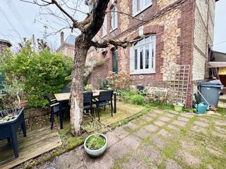 Votre agence de proximité locale DELAITRE IMMOBILIER vous propose,  Mont Saint Aignan esprit village prox gare rouen rive droite  Cette maison ancienne au calme bien  tenue exposée Est / Ouest avec jardin, parking sécurisé et cave en sous sol.  Ses 93 m2 en briques et silex couverts en ardoises  sont organisés en une entrée avec rangement, un salon avec cheminée, une salle à manger, une cuisine équipée et aménagée, rangement, wc.  Dans les étages vous accédez aux quatre chambres, wc , salle de bains,...