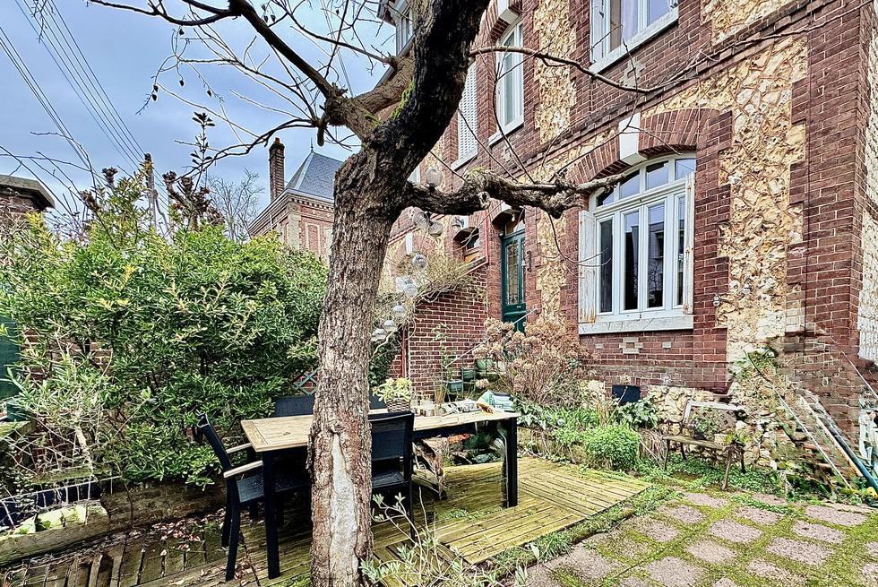 Votre agence de proximité locale DELAITRE IMMOBILIER vous propose,  Mont Saint Aignan esprit village prox gare rouen rive droite  Cette maison ancienne au calme bien  tenue exposée Est / Ouest avec jardin, parking sécurisé et cave en sous sol.  Ses 100 m2 au sol en briques et silex couverts en ardoises  sont organisés en une entrée avec rangement, un salon avec cheminée, une salle à manger, une cuisine équipée et aménagée, rangement, wc.  Dans les étages vous accédez aux quatre chambres, wc , salle de...