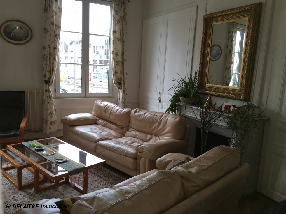 à vendre à ROUEN VIEUX MARCHE, cet appartement ancien   avec PARKING ET CAVE. il offre une ENTREE ,un GRAND SEJOUR SALON , une CUISINE EQUIPEE, deux CHAMBRES, une SALLE DE DOUCHES, un WC .  il est LUMINEUX et les PARQUETS, les MOULURES et les CHEMINEES sont préservées. il est en BON ETAT,et son CHAUFFAGE est INDIVIDUEL au  GAZ.