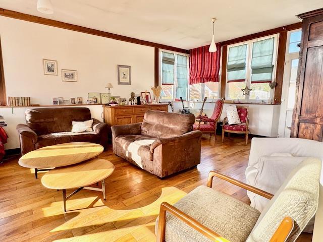 Votre agence de proximité locale DELAITRE IMMOBILIER vous propose en EXCLUSIVITE,  Cette maison de charme de 180 m2 HAB indépendante, avec jardin / terrasse  et garage .  Au calme et  plein sud ouest vous serez à deux pas du centre ville Rouennais et de Mont Saint Aignan .  Cette maison de famille organisée :  Au rez de chaussée en  trois grandes pièces de réception, cuisine avec coin repas équipée et aménagée, trois chambres, dégagement, wc, salle de douches.  En étages :  4 chambres , deux salles de...