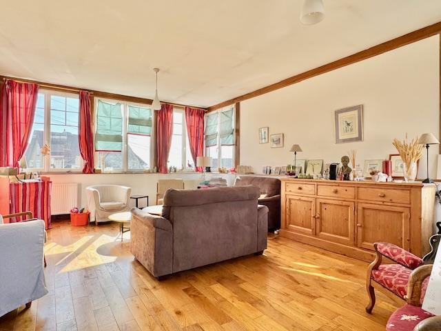 Votre agence de proximité locale DELAITRE IMMOBILIER vous propose en EXCLUSIVITE,  Cette maison de charme de 180 m2 HAB indépendante, avec jardin / terrasse  et garage .  Au calme et  plein sud ouest vous serez à deux pas du centre ville Rouennais et de Mont Saint Aignan .  Cette maison de famille organisée :  Au rez de chaussée en  trois grandes pièces de réception, cuisine avec coin repas équipée et aménagée, trois chambres, dégagement, wc, salle de douches.  En étages :  4 chambres , deux salles de...