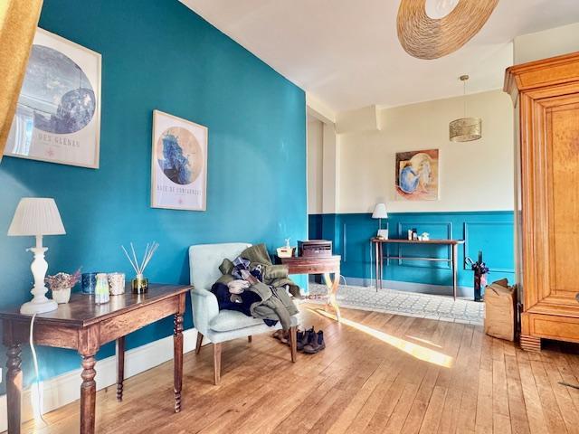 Votre agence de proximité locale DELAITRE IMMOBILIER vous propose en EXCLUSIVITE,  Cette maison de charme de 180 m2 HAB indépendante, avec jardin / terrasse  et garage .  Au calme et  plein sud ouest vous serez à deux pas du centre ville Rouennais et de Mont Saint Aignan .  Cette maison de famille organisée :  Au rez de chaussée en  trois grandes pièces de réception, cuisine avec coin repas équipée et aménagée, trois chambres, dégagement, wc, salle de douches.  En étages :  4 chambres , deux salles de...