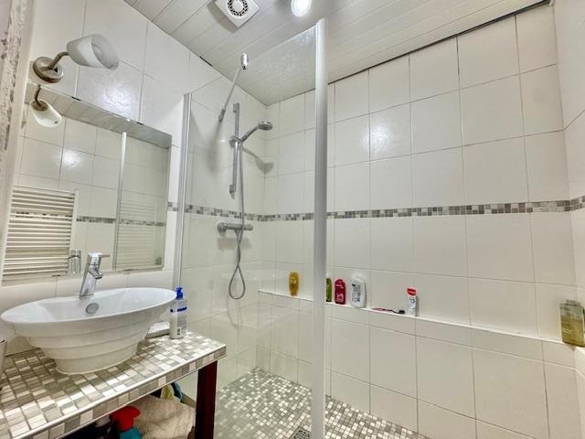 Votre agence de proximité locale DELAITRE IMMOBILIER vous propose en EXCLUSIVITE,  Cette maison de charme de 180 m2 HAB indépendante, avec jardin / terrasse  et garage .  Au calme et  plein sud ouest vous serez à deux pas du centre ville Rouennais et de Mont Saint Aignan .  Cette maison de famille organisée :  Au rez de chaussée en  trois grandes pièces de réception, cuisine avec coin repas équipée et aménagée, trois chambres, dégagement, wc, salle de douches.  En étages :  4 chambres , deux salles de...