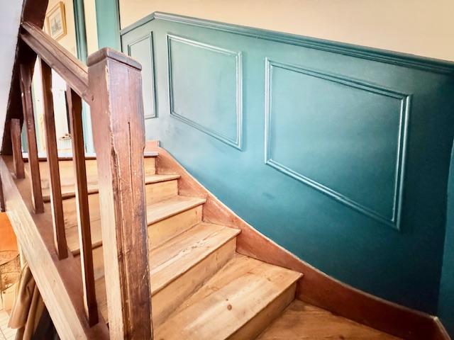 Votre agence de proximité locale DELAITRE IMMOBILIER vous propose en EXCLUSIVITE,  Cette maison de charme de 180 m2 HAB indépendante, avec jardin / terrasse  et garage .  Au calme et  plein sud ouest vous serez à deux pas du centre ville Rouennais et de Mont Saint Aignan .  Cette maison de famille organisée :  Au rez de chaussée en  trois grandes pièces de réception, cuisine avec coin repas équipée et aménagée, trois chambres, dégagement, wc, salle de douches.  En étages :  4 chambres , deux salles de...