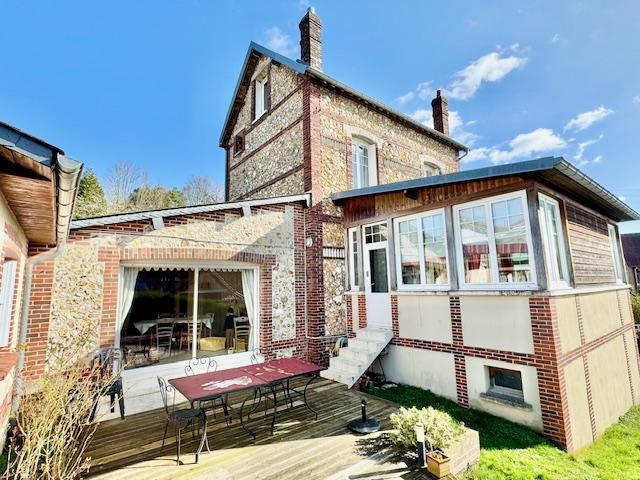 Votre agence de proximité locale DELAITRE IMMOBILIER vous propose en EXCLUSIVITE,  Cette maison de charme de 180 m2 HAB indépendante, avec jardin / terrasse  et garage .  Au calme et  plein sud ouest vous serez à deux pas du centre ville Rouennais et de Mont Saint Aignan .  Cette maison de famille organisée :  Au rez de chaussée en  trois grandes pièces de réception, cuisine avec coin repas équipée et aménagée, trois chambres, dégagement, wc, salle de douches.  En étages :  4 chambres , deux salles de...