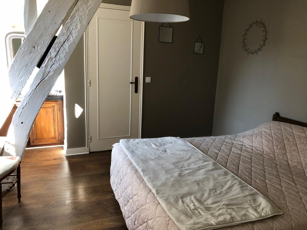 cet appartement de charme en duplex  de 160m2 offre un  grand séjour salon avec cheminée, une cuisine équipée, une terrasse discrète, un wc, une salle de bains ainsi que trois chambres et un bureau.