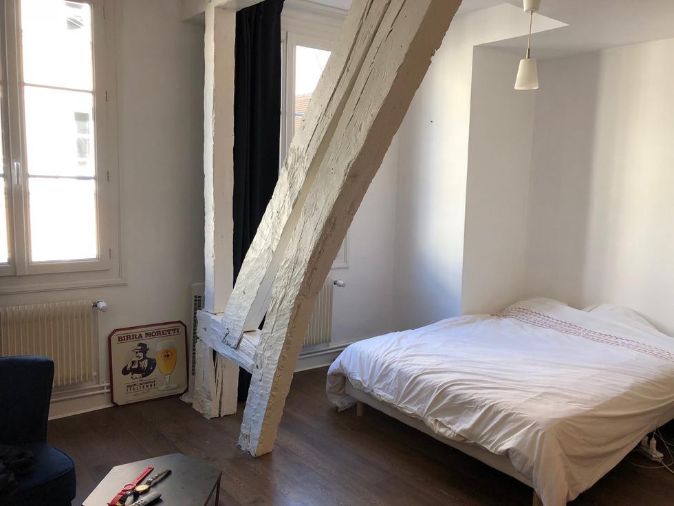 cet appartement de charme en duplex  de 160m2 offre un  grand séjour salon avec cheminée, une cuisine équipée, une terrasse discrète, un wc, une salle de bains ainsi que trois chambres et un bureau.