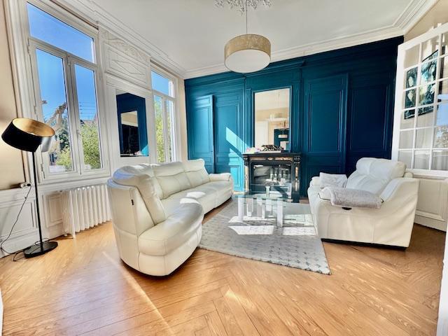 Votre agence de proximité locale vous propose ce bien exceptionnel et rare.   PROX GARE CENTRE VILLE   Cette maison indépendante de charme de 216 m2 hab plein sud au calme proche de toutes les commodités sur grand jardin avec piscine intèrieure , 2 garages , 3 parkings.  Son organisation très fonctionnelle offre une  entrée indépendante, cuisine équipée et aménagée, grande pièce de réception.  7 chambres dont 1 au rez de chaussée avec salle de douches , 3 wc , 1 a chaque niveau. 2 salle de bains. ...