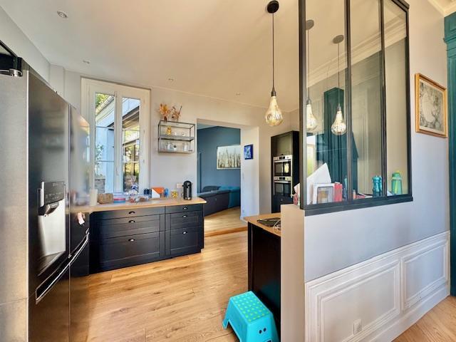 Votre agence de proximité locale vous propose ce bien exceptionnel et rare.   PROX GARE CENTRE VILLE   Cette maison indépendante de charme de 216 m2 hab plein sud au calme proche de toutes les commodités sur grand jardin avec piscine intèrieure , 2 garages , 3 parkings.  Son organisation très fonctionnelle offre une  entrée indépendante, cuisine équipée et aménagée, grande pièce de réception.  7 chambres dont 1 au rez de chaussée avec salle de douches , 3 wc , 1 a chaque niveau. 2 salle de bains. ...