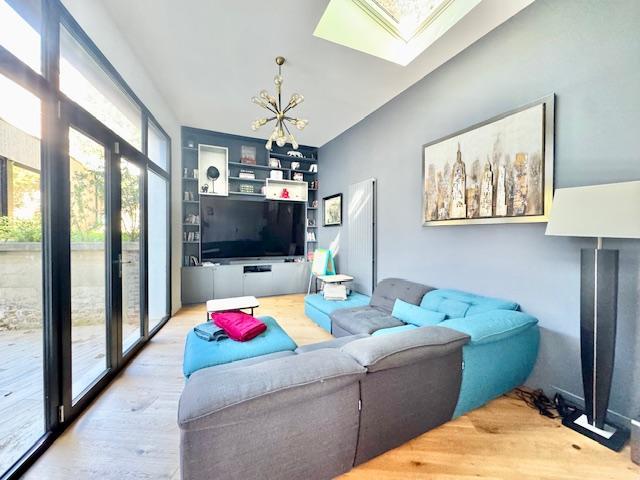 Votre agence de proximité locale vous propose ce bien exceptionnel et rare.   PROX GARE CENTRE VILLE   Cette maison indépendante de charme de 216 m2 hab plein sud au calme proche de toutes les commodités sur grand jardin avec piscine intèrieure , 2 garages , 3 parkings.  Son organisation très fonctionnelle offre une  entrée indépendante, cuisine équipée et aménagée, grande pièce de réception.  7 chambres dont 1 au rez de chaussée avec salle de douches , 3 wc , 1 a chaque niveau. 2 salle de bains. ...