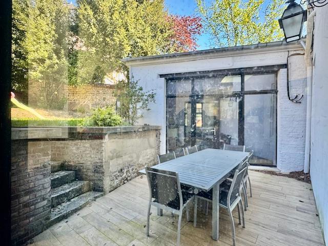 Votre agence de proximité locale vous propose ce bien exceptionnel et rare.   PROX GARE CENTRE VILLE   Cette maison indépendante de charme de 216 m2 hab plein sud au calme proche de toutes les commodités sur grand jardin avec piscine intèrieure , 2 garages , 3 parkings.  Son organisation très fonctionnelle offre une  entrée indépendante, cuisine équipée et aménagée, grande pièce de réception.  7 chambres dont 1 au rez de chaussée avec salle de douches , 3 wc , 1 a chaque niveau. 2 salle de bains. ...