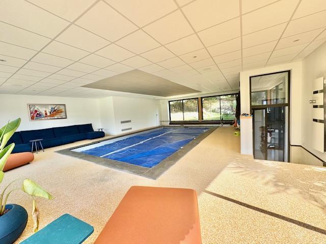 Votre agence de proximité locale vous propose ce bien exceptionnel et rare.   PROX GARE CENTRE VILLE   Cette maison indépendante de charme de 216 m2 hab plein sud au calme proche de toutes les commodités sur grand jardin avec piscine intèrieure , 2 garages , 3 parkings.  Son organisation très fonctionnelle offre une  entrée indépendante, cuisine équipée et aménagée, grande pièce de réception.  7 chambres dont 1 au rez de chaussée avec salle de douches , 3 wc , 1 a chaque niveau. 2 salle de bains. ...