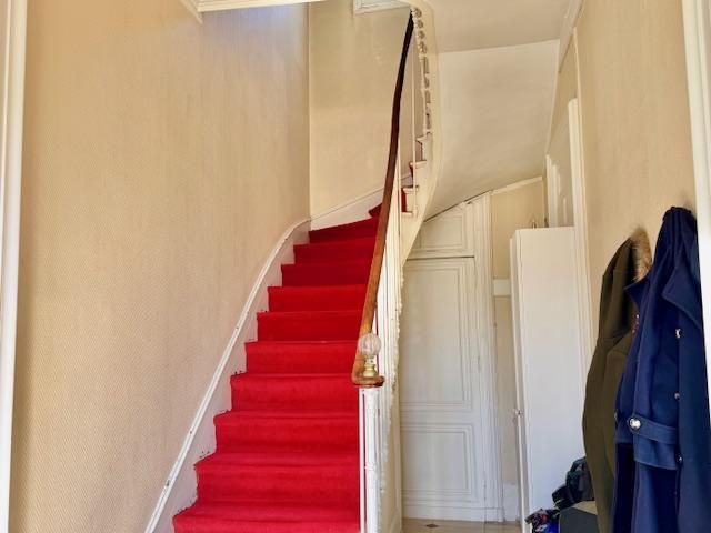 Votre agence de proximité locale vous propose ce bien exceptionnel et rare.   PROX GARE CENTRE VILLE   Cette maison indépendante de charme de 216 m2 hab plein sud au calme proche de toutes les commodités sur grand jardin avec piscine intèrieure , 2 garages , 3 parkings.  Son organisation très fonctionnelle offre une  entrée indépendante, cuisine équipée et aménagée, grande pièce de réception.  7 chambres dont 1 au rez de chaussée avec salle de douches , 3 wc , 1 a chaque niveau. 2 salle de bains. ...