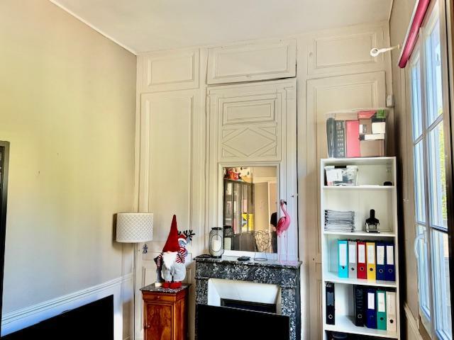 Votre agence de proximité locale vous propose ce bien exceptionnel et rare.   PROX GARE CENTRE VILLE   Cette maison indépendante de charme de 216 m2 hab plein sud au calme proche de toutes les commodités sur grand jardin avec piscine intèrieure , 2 garages , 3 parkings.  Son organisation très fonctionnelle offre une  entrée indépendante, cuisine équipée et aménagée, grande pièce de réception.  7 chambres dont 1 au rez de chaussée avec salle de douches , 3 wc , 1 a chaque niveau. 2 salle de bains. ...