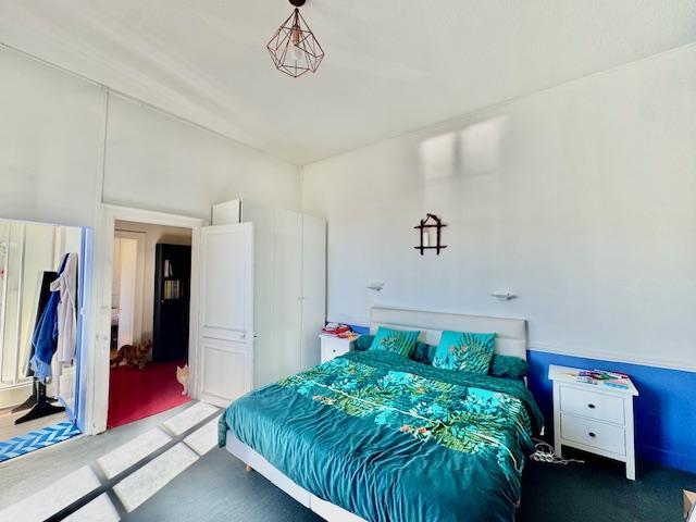 Votre agence de proximité locale vous propose ce bien exceptionnel et rare.   PROX GARE CENTRE VILLE   Cette maison indépendante de charme de 216 m2 hab plein sud au calme proche de toutes les commodités sur grand jardin avec piscine intèrieure , 2 garages , 3 parkings.  Son organisation très fonctionnelle offre une  entrée indépendante, cuisine équipée et aménagée, grande pièce de réception.  7 chambres dont 1 au rez de chaussée avec salle de douches , 3 wc , 1 a chaque niveau. 2 salle de bains. ...