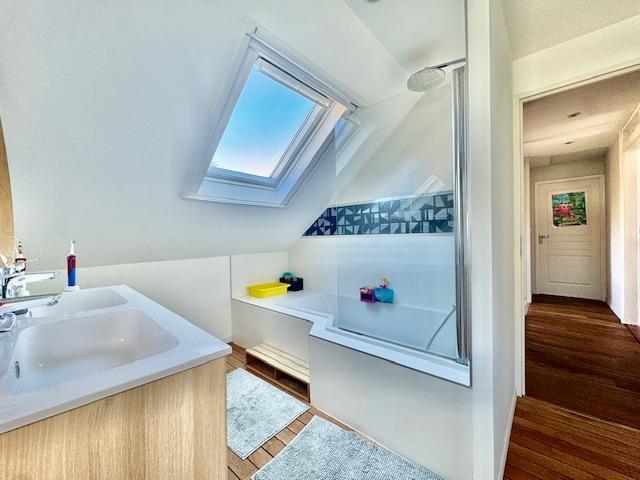 Votre agence de proximité locale vous propose ce bien exceptionnel et rare.   PROX GARE CENTRE VILLE   Cette maison indépendante de charme de 216 m2 hab plein sud au calme proche de toutes les commodités sur grand jardin avec piscine intèrieure , 2 garages , 3 parkings.  Son organisation très fonctionnelle offre une  entrée indépendante, cuisine équipée et aménagée, grande pièce de réception.  7 chambres dont 1 au rez de chaussée avec salle de douches , 3 wc , 1 a chaque niveau. 2 salle de bains. ...