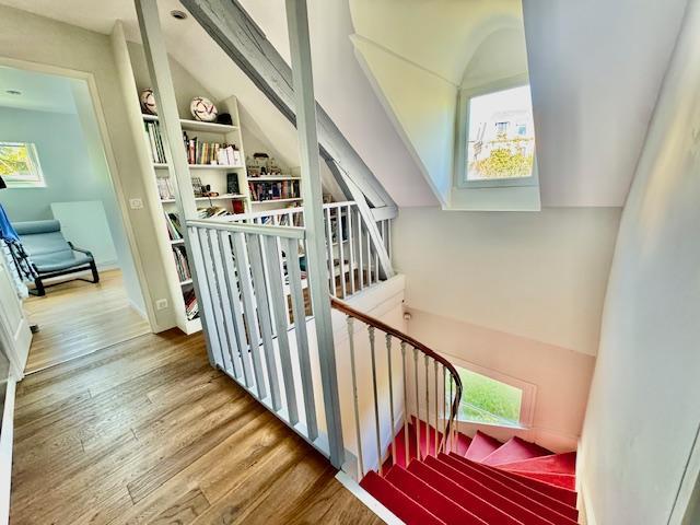 Votre agence de proximité locale vous propose ce bien exceptionnel et rare.   PROX GARE CENTRE VILLE   Cette maison indépendante de charme de 216 m2 hab plein sud au calme proche de toutes les commodités sur grand jardin avec piscine intèrieure , 2 garages , 3 parkings.  Son organisation très fonctionnelle offre une  entrée indépendante, cuisine équipée et aménagée, grande pièce de réception.  7 chambres dont 1 au rez de chaussée avec salle de douches , 3 wc , 1 a chaque niveau. 2 salle de bains. ...