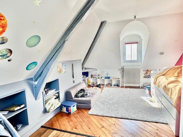 Votre agence de proximité locale vous propose ce bien exceptionnel et rare.   PROX GARE CENTRE VILLE   Cette maison indépendante de charme de 216 m2 hab plein sud au calme proche de toutes les commodités sur grand jardin avec piscine intèrieure , 2 garages , 3 parkings.  Son organisation très fonctionnelle offre une  entrée indépendante, cuisine équipée et aménagée, grande pièce de réception.  7 chambres dont 1 au rez de chaussée avec salle de douches , 3 wc , 1 a chaque niveau. 2 salle de bains. ...