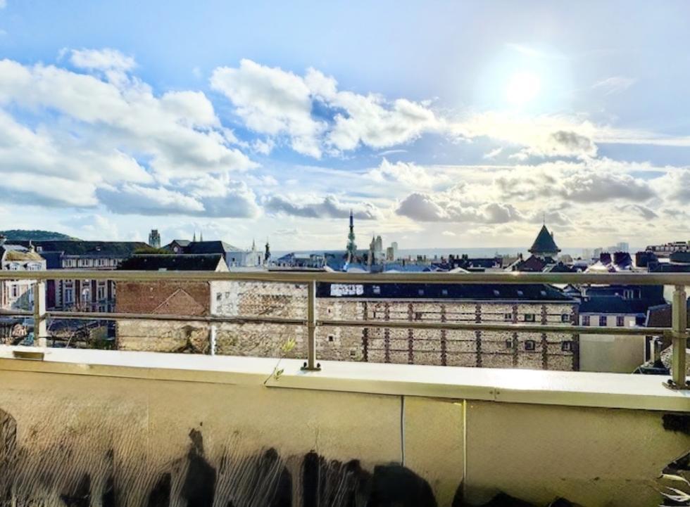 Votre agence de proximité locale DELAITRE IMMOBILIER , vous propose  Ce bien rare et exceptionnel   Rouen gare au calme, de style contemporain, cet appartement duplex de 124 m2 au dernier étage  avec ascenseur,  100m2 de terrasse dont une partie plein sud vue cathédrale , 2 garages fermés ,2 parkings en sous sol , une cave.  Son organisation  très fonctionnelle :  Une entrée avec rangement, grand séjour salon traversant vue cathédrale, un wc, une cuisine équipée et aménagée, donnant sur terrasse.  A l...