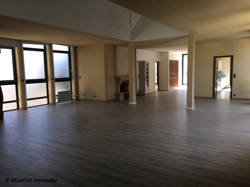 à vendre à Rouen rive doite , cet APPARTEMENT DE 200 M2  en loft au  DERNIER ETage  AVEC ASCENSEUR , propose une ENTRÉE , un GRAND SÉJOUR SALON , une  CUISINE ÉQUIPÉE , quatre  CHAMBRES , une SALLE DE BAINS.  son CHAUFFAGE est  INDIVIDUEL. Vous disposerez d'un GARAGE et d'une  CAVE à VIN.  Sa VUE EXCEPTIONNELLE  sur la CATHEDRALE est plein sud.