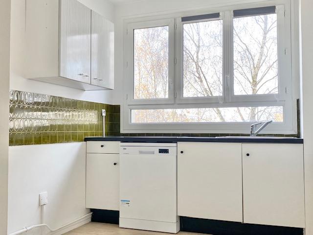 A vendre cet appartement  idéal  en investissement locatif,  T 2  de 44 m2  se situe au calme avec balcon , cave et parking .