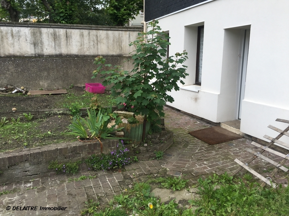 A VENDRE à rouen rive droite chu, cet immeuble de rapport de  trois appartements F2 dont un avec jardin  au calme  est exposé  sud/ouest.  Le loyer annuel actuel est de  7920 € sur deux appartements occupés, le troisième étant libre . Le loyer annuel possible est de 13500 € .  Son prix est de 159000 € FAI TTC. 