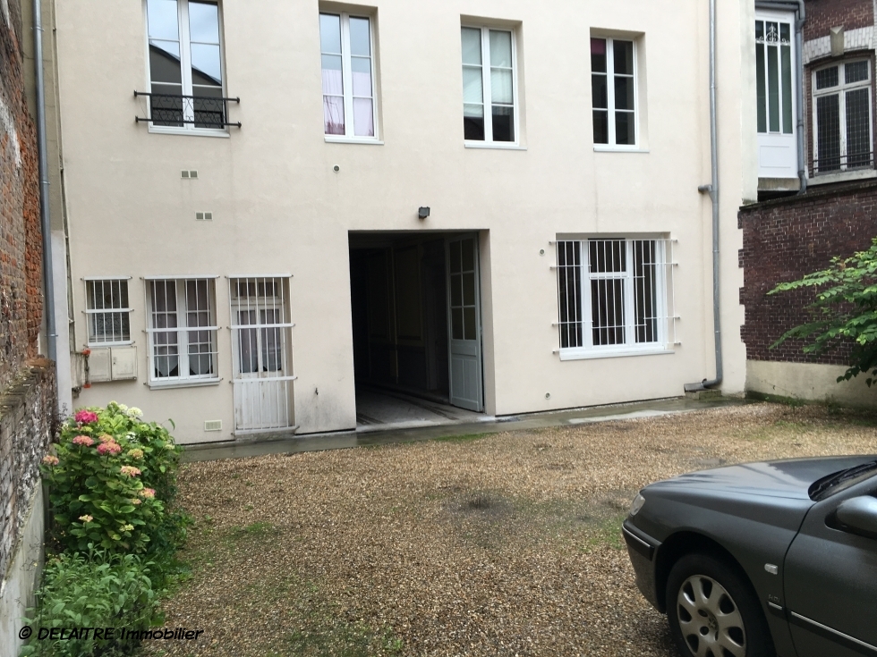 A vendre et situé à  Rouen rive droite vieux marché ,cet appartement studio 21 m2 en bon état avec parking est organisé en une    pièce principale avec mezzanine, une  cuisine meublée, une  salle de douches avec wc et son chauffage est  individuel et son PRIX  est de 66000€ FAI TTC. 