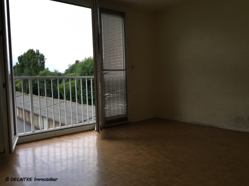 A vendre à  Bois guillaume cet appartement F2  42 m2 avec parking et cave propose  une entrée,une  cuisine,un  séjour,  une  chambre, une salle de douches, un wc.  sa double exposition est /ouest permet un grande luminosité.  Son PRIX est de  69000 € FAI TTC et ses charges annuelles s'élèvent à 1008€.