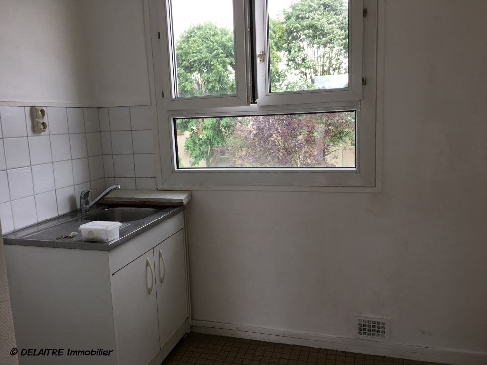 A vendre à  Bois guillaume cet appartement F2  42 m2 avec parking et cave propose  une entrée,une  cuisine,un  séjour,  une  chambre, une salle de douches, un wc.  sa double exposition est /ouest permet un grande luminosité.  Son PRIX est de  69000 € FAI TTC et ses charges annuelles s'élèvent à 1008€.