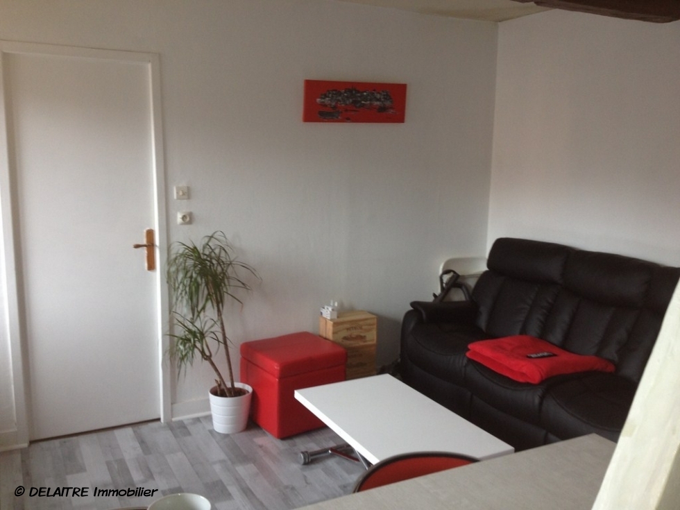 A VENDRE à rouen rive droite chu, cet immeuble de rapport de  trois appartements F2 dont un avec jardin  au calme  est exposé  sud/ouest.  Le loyer annuel actuel est de  7920 € sur deux appartements occupés, le troisième étant libre . Le loyer annuel possible est de 13500 € .  Son prix est de 159000 € FAI TTC. 