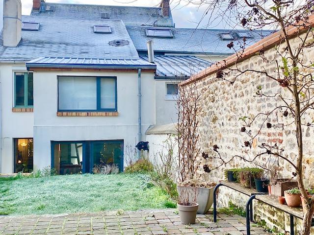 A vendre Rouen rive droite a prox du C H U  saint hilaire , cette maison de charme pour 105 m2 hab  au calme avec jardin sur une parcelle de 140m2..