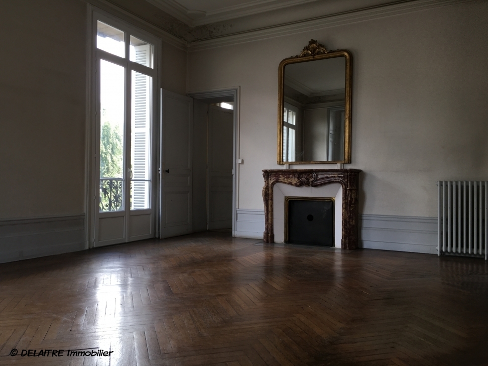 cet appartement est à ACHETER à Rouen centre. de  type ancien  il garde ses  parquets, moulures et  cheminées.  il dispose d'une surface de 117 m² habet est  situé au premier étage et il est proposé au Prix de  265 000€euros FAI TTC.