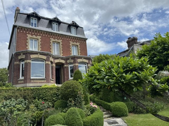 Maison ancienne  sur site exceptionnel,  rénovée avec vue exceptionnelle , stationnements, jardin   cette  authentique maison de maître indépendante du XIXè de 210 m2 hab, les combles en cours de rénovation  ne sont pas comptabilisés , avec vue panoramique à fait l'objet d'une rénovation particulièrement soignée. Les parquets , les moulures, les cheminées , les pavés de ciment, les vitraux  tout y est , le ton est donné !