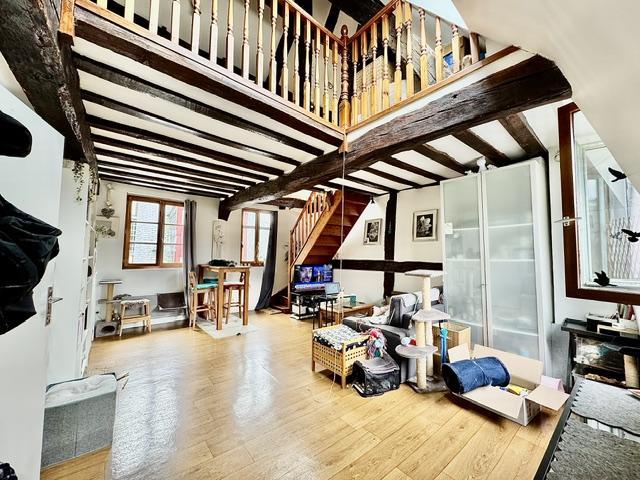 DELAITRE IMMOBILIER VOTRE AGENCE DE PROXIMITE LOCALE VOUS PROPOSE  ROUEN VIEUX MARCHE AU CALME   cet appartement au dernier étage duplex de charme d'une surface de 53 m2 en loi carrez  60 m2 au sol.  Bien organisé avec ce séjour de 25 m2 , une cuisine meublée ouverte très conviviale, une salle de bains avec rangement.  A l'étage un bel espace bureau ou chambre plus rangement  et chambre mansardée.  Son chauffage et sa production d'eau chaude tout électrique avec un classement D 236 / B reste économe et...