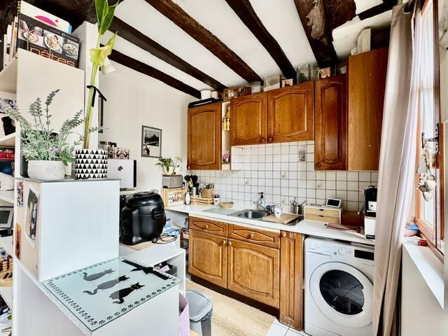 DELAITRE IMMOBILIER VOTRE AGENCE DE PROXIMITE LOCALE VOUS PROPOSE  ROUEN VIEUX MARCHE AU CALME   cet appartement au dernier étage duplex de charme d'une surface de 53 m2 en loi carrez  60 m2 au sol.  Bien organisé avec ce séjour de 25 m2 , une cuisine meublée ouverte très conviviale, une salle de bains avec rangement.  A l'étage un bel espace bureau ou chambre plus rangement  et chambre mansardée.  Son chauffage et sa production d'eau chaude tout électrique avec un classement D 236 / B reste économe et...