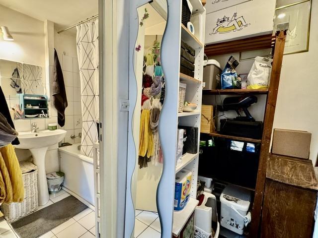 DELAITRE IMMOBILIER VOTRE AGENCE DE PROXIMITE LOCALE VOUS PROPOSE  ROUEN VIEUX MARCHE AU CALME   cet appartement au dernier étage duplex de charme d'une surface de 53 m2 en loi carrez  60 m2 au sol.  Bien organisé avec ce séjour de 25 m2 , une cuisine meublée ouverte très conviviale, une salle de bains avec rangement.  A l'étage un bel espace bureau ou chambre plus rangement  et chambre mansardée.  Son chauffage et sa production d'eau chaude tout électrique avec un classement D 236 / B reste économe et...