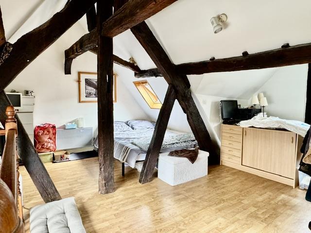 DELAITRE IMMOBILIER VOTRE AGENCE DE PROXIMITE LOCALE VOUS PROPOSE  ROUEN VIEUX MARCHE AU CALME   cet appartement au dernier étage duplex de charme d'une surface de 53 m2 en loi carrez  60 m2 au sol.  Bien organisé avec ce séjour de 25 m2 , une cuisine meublée ouverte très conviviale, une salle de bains avec rangement.  A l'étage un bel espace bureau ou chambre plus rangement  et chambre mansardée.  Son chauffage et sa production d'eau chaude tout électrique avec un classement D 236 / B reste économe et...